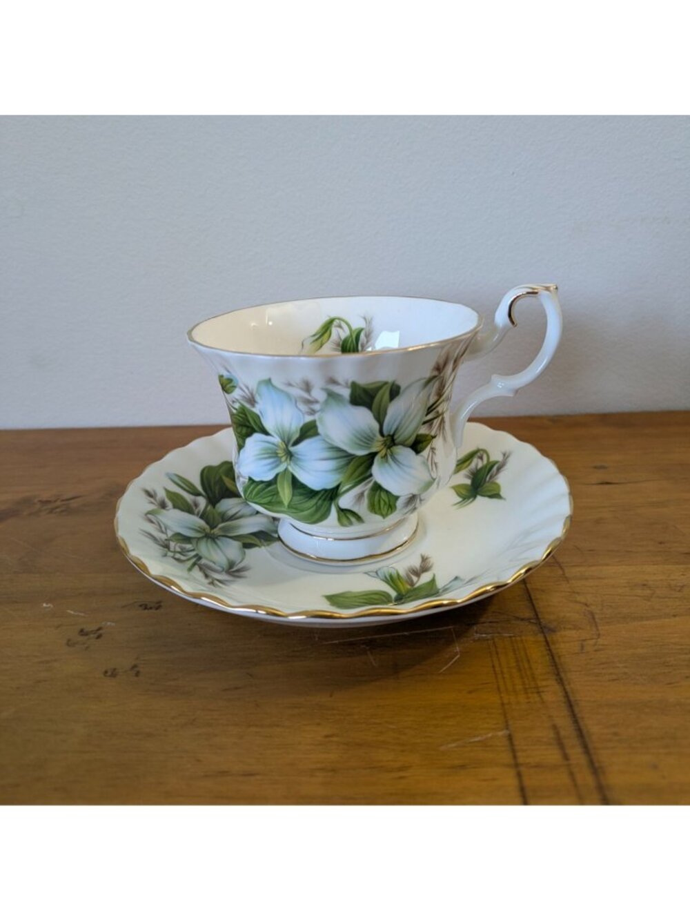 Royal Albert Bone China Trillium Tea Cup & Saucer Set England Floral Gold Trim